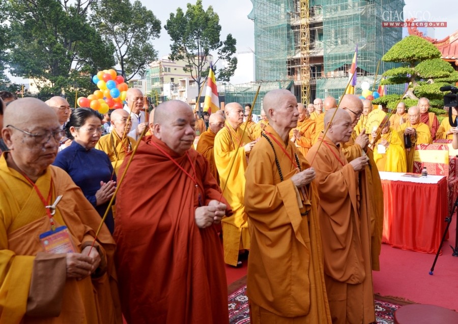 TP.HCM: Hàng ngàn người dự Đại lễ Phật đản PL.2562 tại Việt Nam Quốc Tự